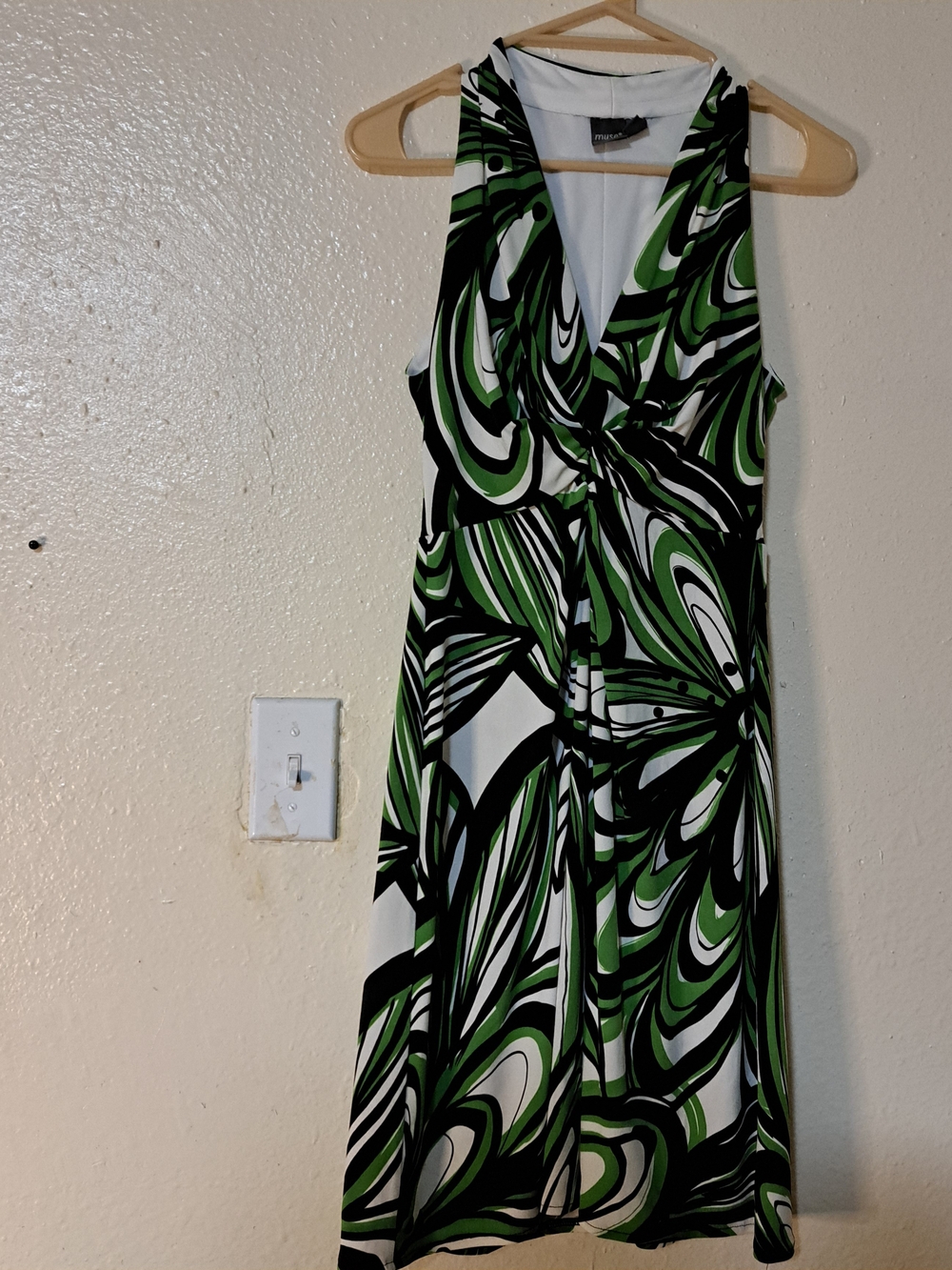 Muse Green Black White Print Sz 6 Sleeveless Twist-Front Dress